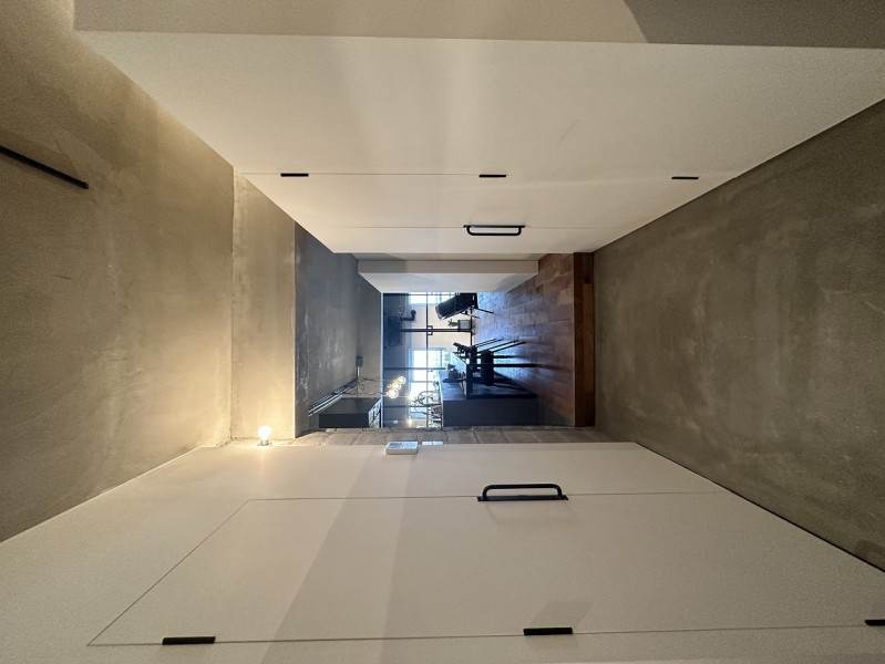 キッチン前と洋室の間の眺めです。ダイニングテーブルとは別でキッチン前に可動式のカウンターと椅子をセッティングしています。読書やお茶をするのに良いスペースです。