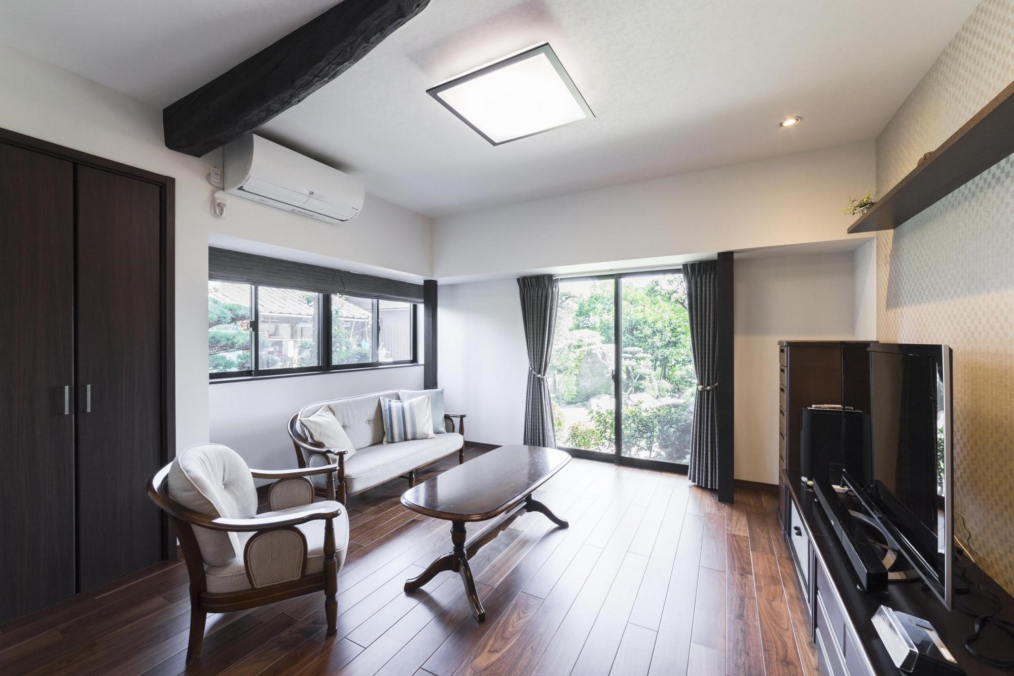 材の家具が似合うシンプルな部屋