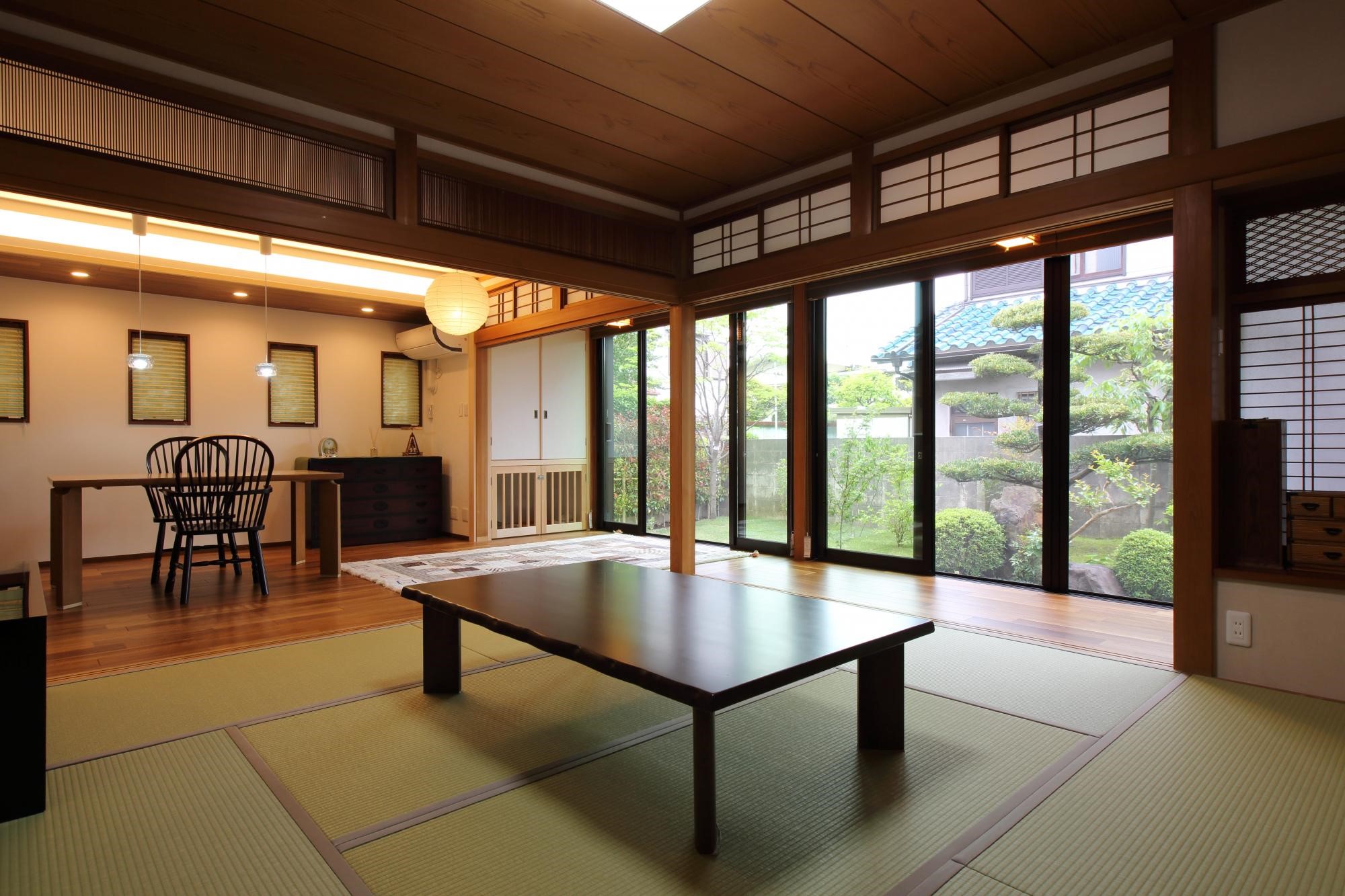 ヴィンテージ感あふれる深いブラウンのキャビネット