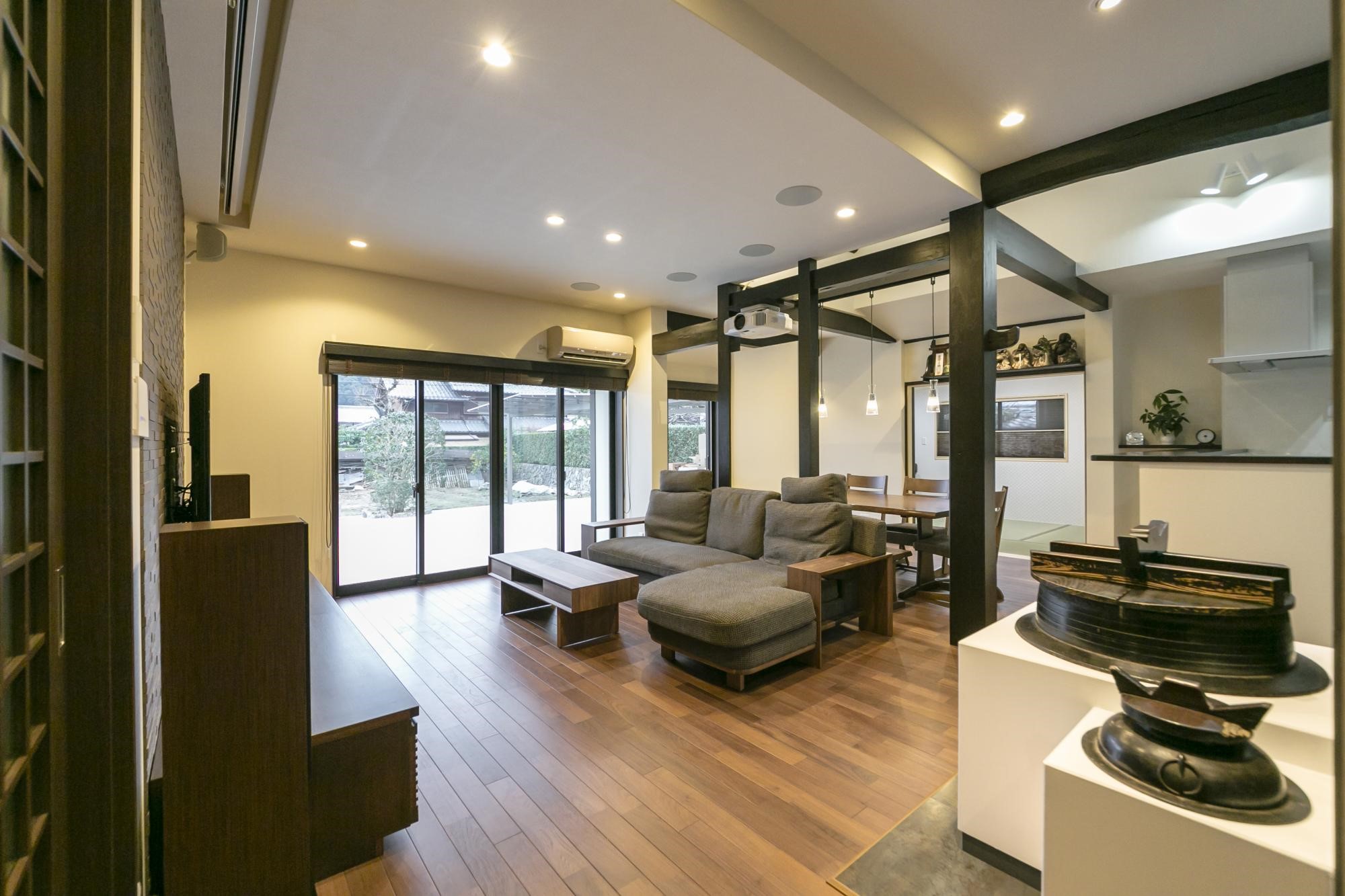 ダメージ加工の板壁で海辺の雰囲気を演出