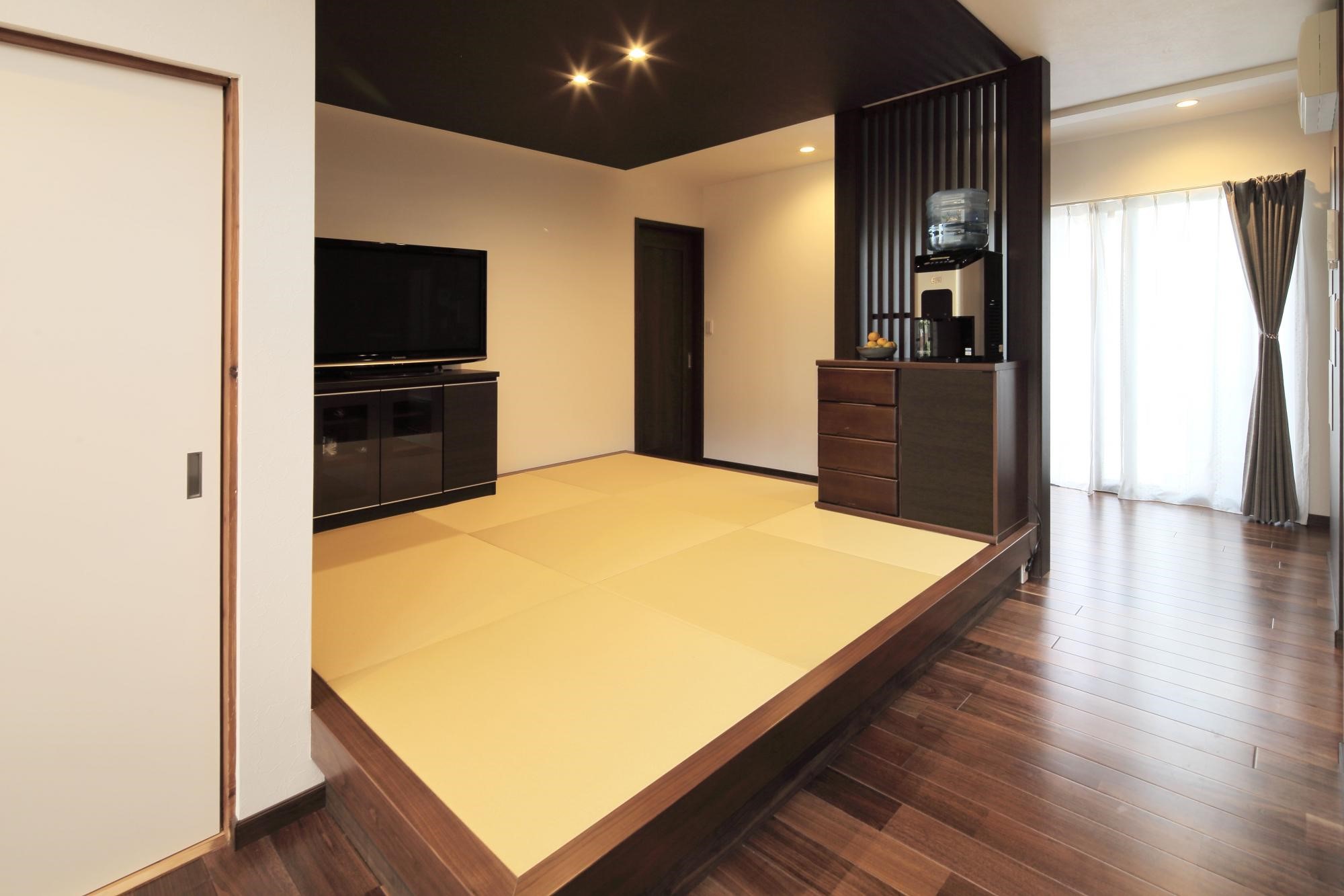 玄関の造作棚も、ダメージ感のある板を使用